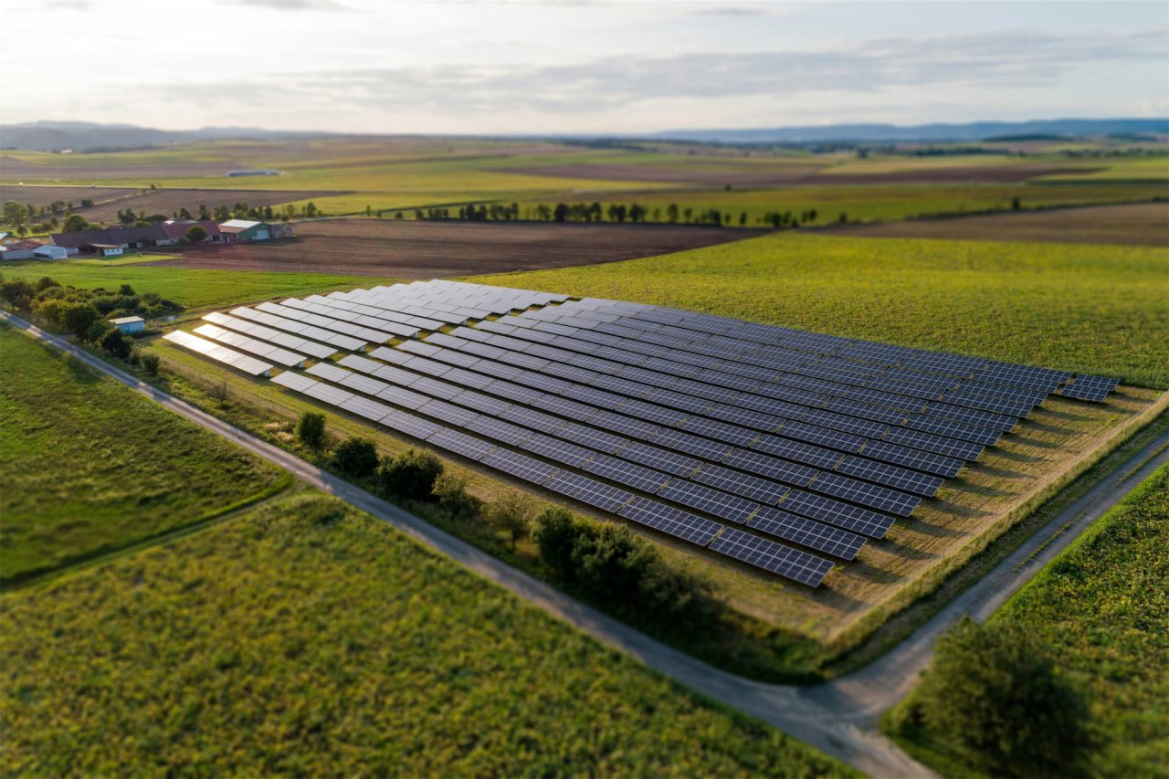 Black solar panels on green grass field during daytime. Credit: Raphael Cruz.